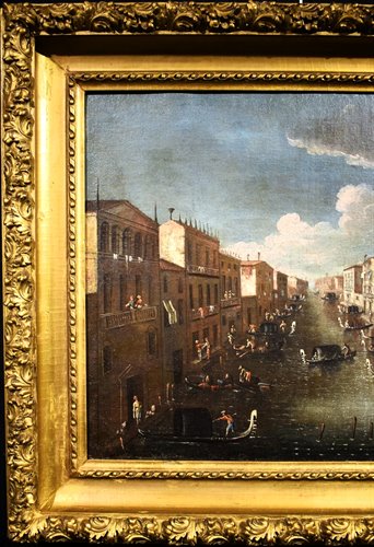 Venezia, sfilata di gondole sul canale